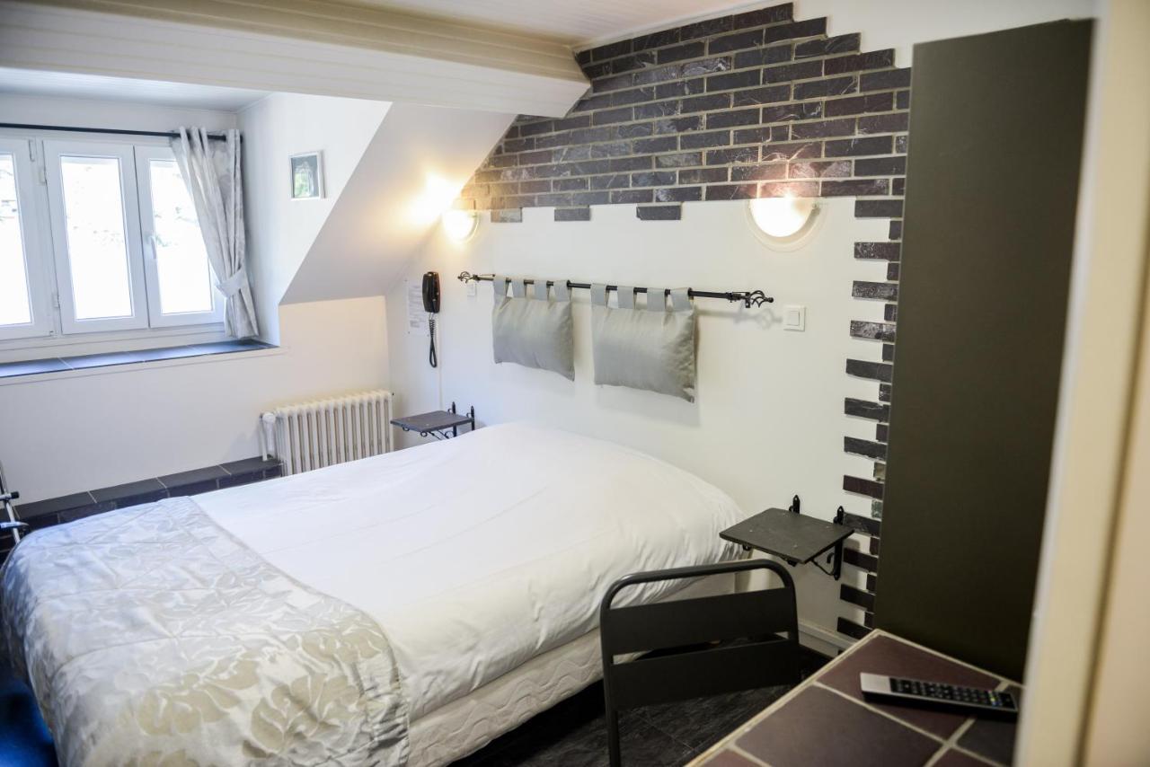 Hotel Logis Le Saint Hubert Haybes Esterno foto
