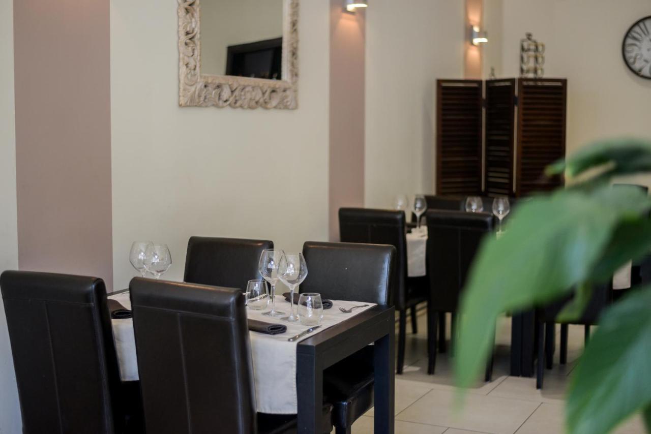 Hotel Logis Le Saint Hubert Haybes Esterno foto