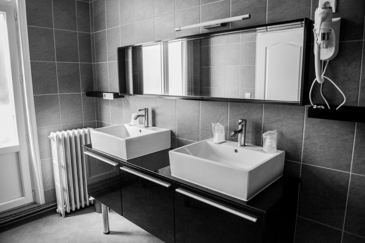 Hotel Logis Le Saint Hubert Haybes Esterno foto
